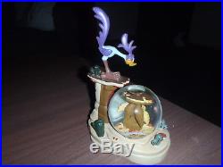 Extremely Rare! Looney Tunes Road Runner & Wile E Coyote Figurine Globe Statue