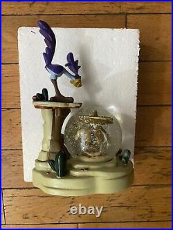Extremely Rare! Looney Tunes/ Road Runner & Wile E Coyote Figurine Globe Statue