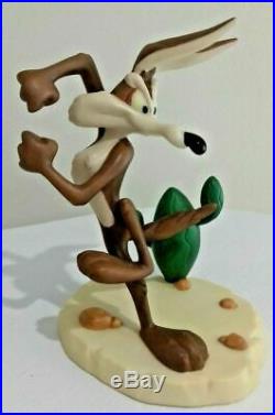 Extremely Rare! Looney Tunes Wile E Coyote Going After Road Runner Fig Statue