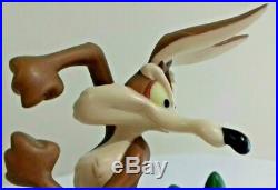 Extremely Rare! Looney Tunes Wile E Coyote Going After Road Runner Fig Statue