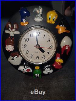 Extremely Rare! Looney Tunes Wile E Coyote Road Runner Figurine Clock Statue