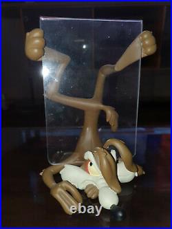 Extremely Rare! Wile E Coyote Demons Merveilles Figurine Picture Frame Statue