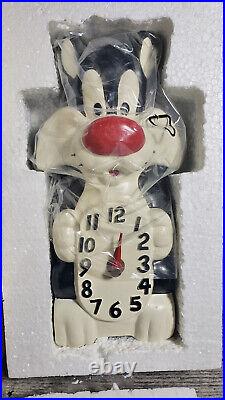 Looney Tunes Vintage 1995 Classic Sylvester & Tweety Swing Tail Clock RARE NEW