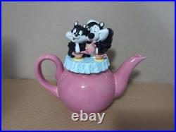 RARE AND PRISTINE 1999 Warner Bros. Pepe LePew & Penelope Having Tea Teapot WithOB RARE AND PRISTINE 1999 Warner Bros. Pepe LePew & Penelope Having Tea Teapot WithOB