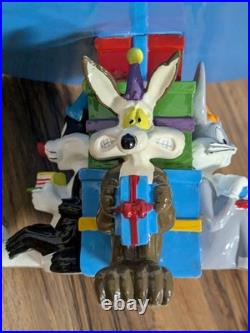 RARE Warner Bros Looney Tunes cake stand & server Bugs, Taz, Sylvester, Wile E