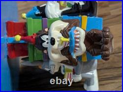 RARE Warner Bros Looney Tunes cake stand & server Bugs, Taz, Sylvester, Wile E