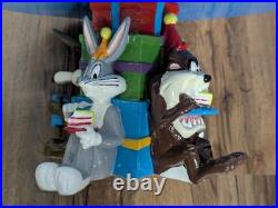 RARE Warner Bros Looney Tunes cake stand & server Bugs, Taz, Sylvester, Wile E