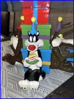 RARE! Warner Brothers Looney Tunes Cake Stand Wile E, Bugs, Sylvester, Taz