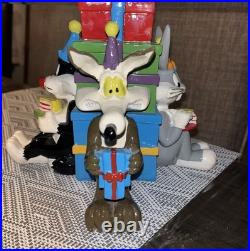 RARE! Warner Brothers Looney Tunes Cake Stand Wile E, Bugs, Sylvester, Taz