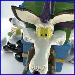 RARE! Warner Brothers Looney Tunes Cake Stand Wile E, Bugs, Sylvester, Taz RARE! Warner Brothers Looney Tunes Cake Stand Wile E, Bugs, Sylvester, Taz