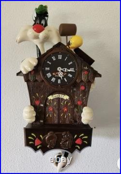 VERY RARE NEW Looney TuneS Tweety & Sylvester Talking Animated Wall Clock Batt