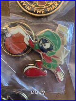 Vintage RARE 90's Looney Tunes Bugs Bunny Metal Keychain 1993 Warner Bros X 15