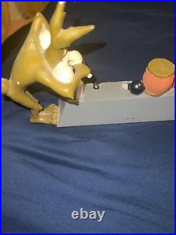 Wile E Coyote with TNT Genius At Work Figurine Statue vintage Snd Very Rare